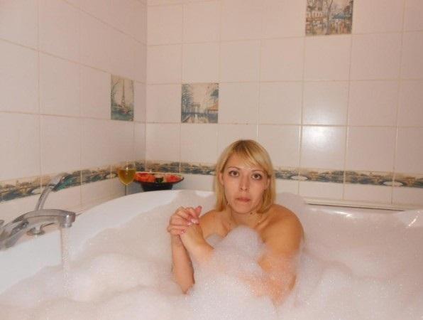 Charmante fille pleine de surprise goûteuse